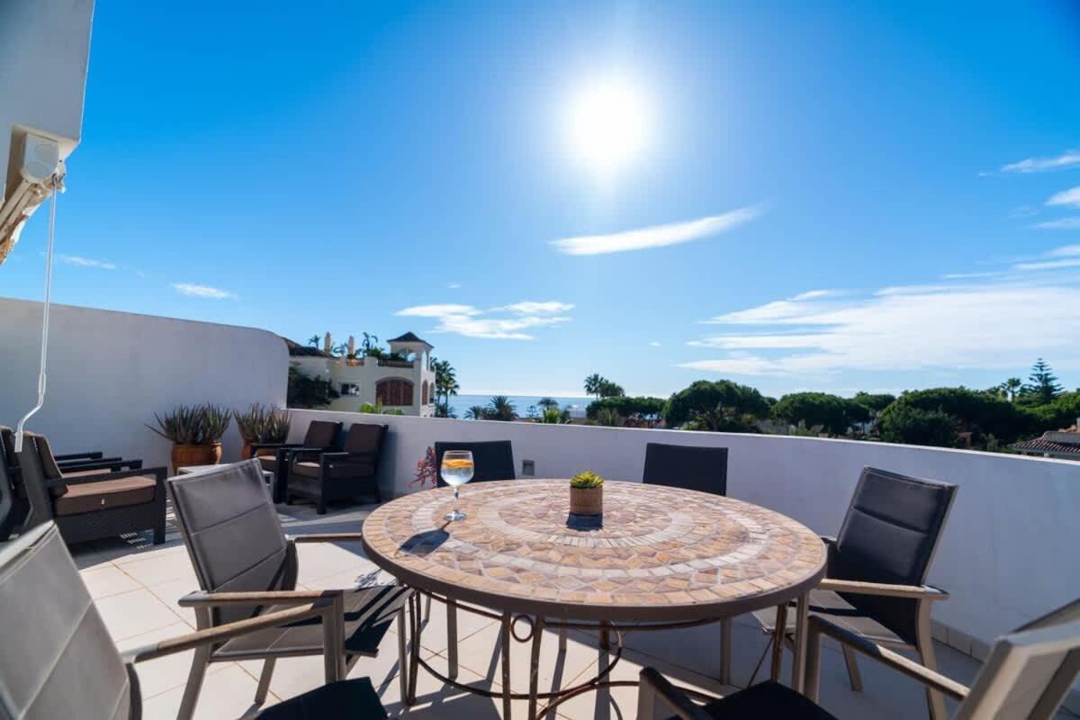 Апартаменты Seaside Elegance With Sea View Марбелья Экстерьер фото