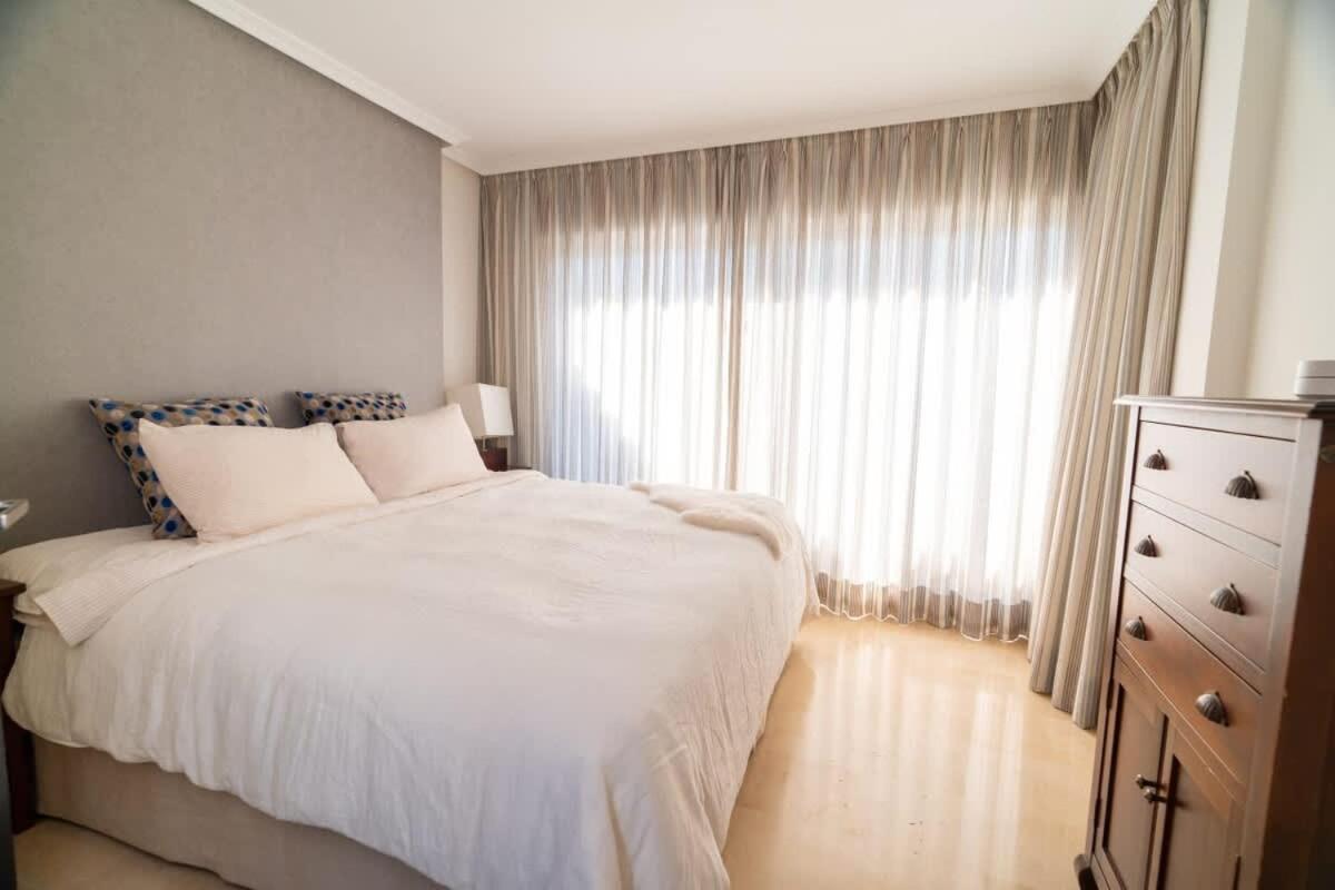 Апартаменты Seaside Elegance With Sea View Марбелья Экстерьер фото