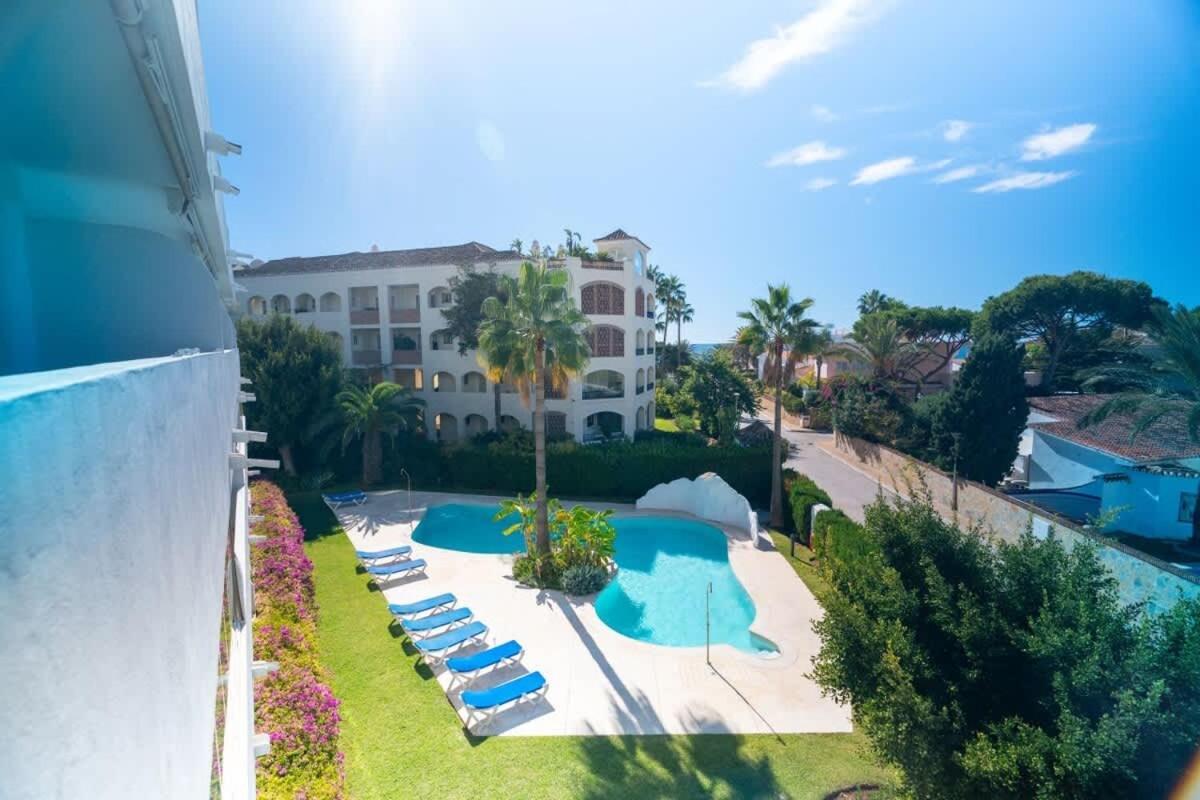 Апартаменты Seaside Elegance With Sea View Марбелья Экстерьер фото