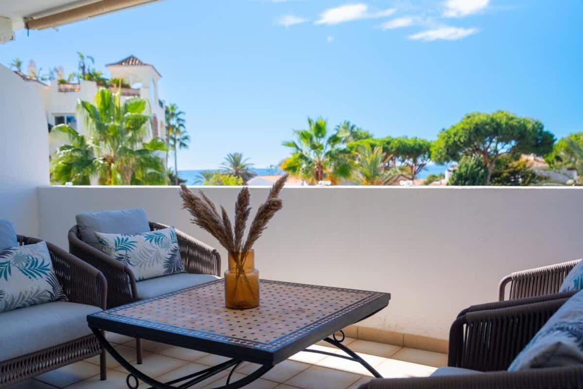 Апартаменты Seaside Elegance With Sea View Марбелья Экстерьер фото