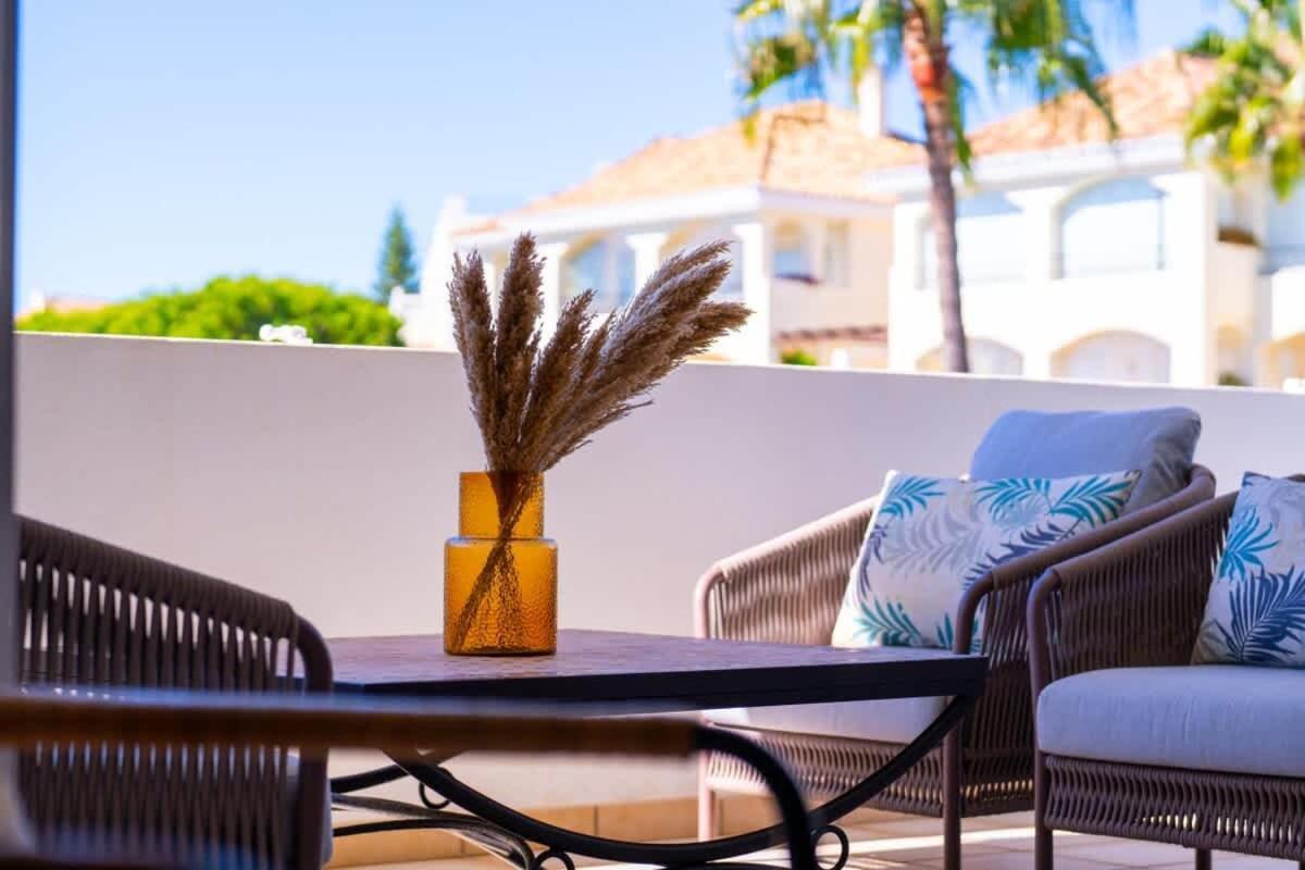 Апартаменты Seaside Elegance With Sea View Марбелья Экстерьер фото